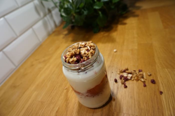 Frukosttips kvarg med bärsås och granola (3)