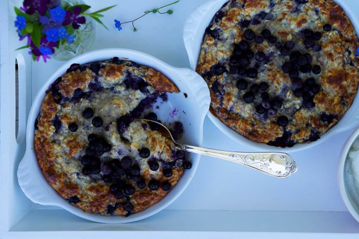 Ugnsbakad blåbärsgröt som en ljuvlig frukost