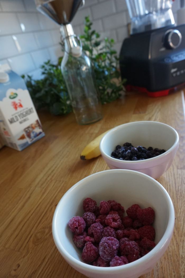 Frukost till barn -  Egen bäryoghurt (1)
