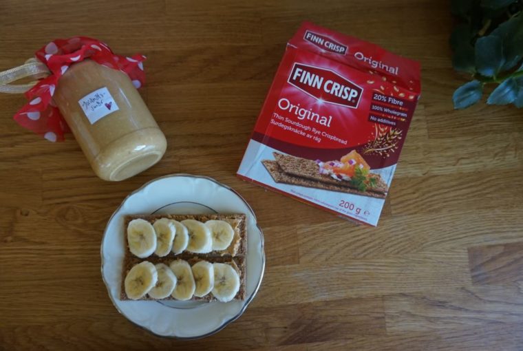 finn-crisp-med-banan-och-jordnotssmor