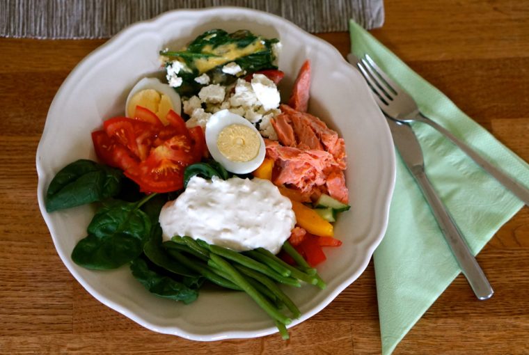 Lunch med lax och omelett