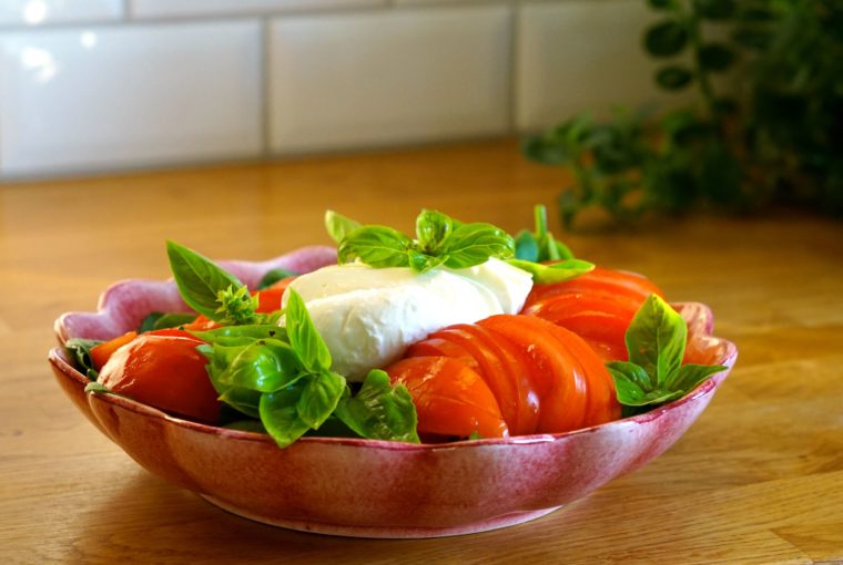 Tomat basilika och mozarella
