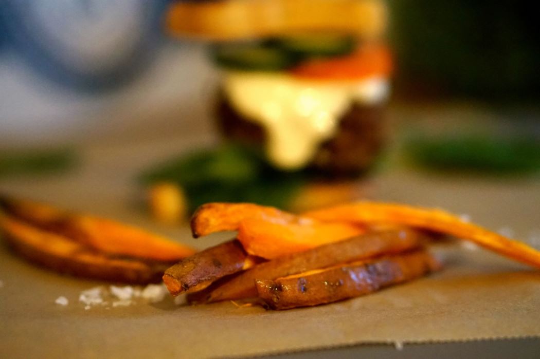 vegoburgare med sotpotatis pommes