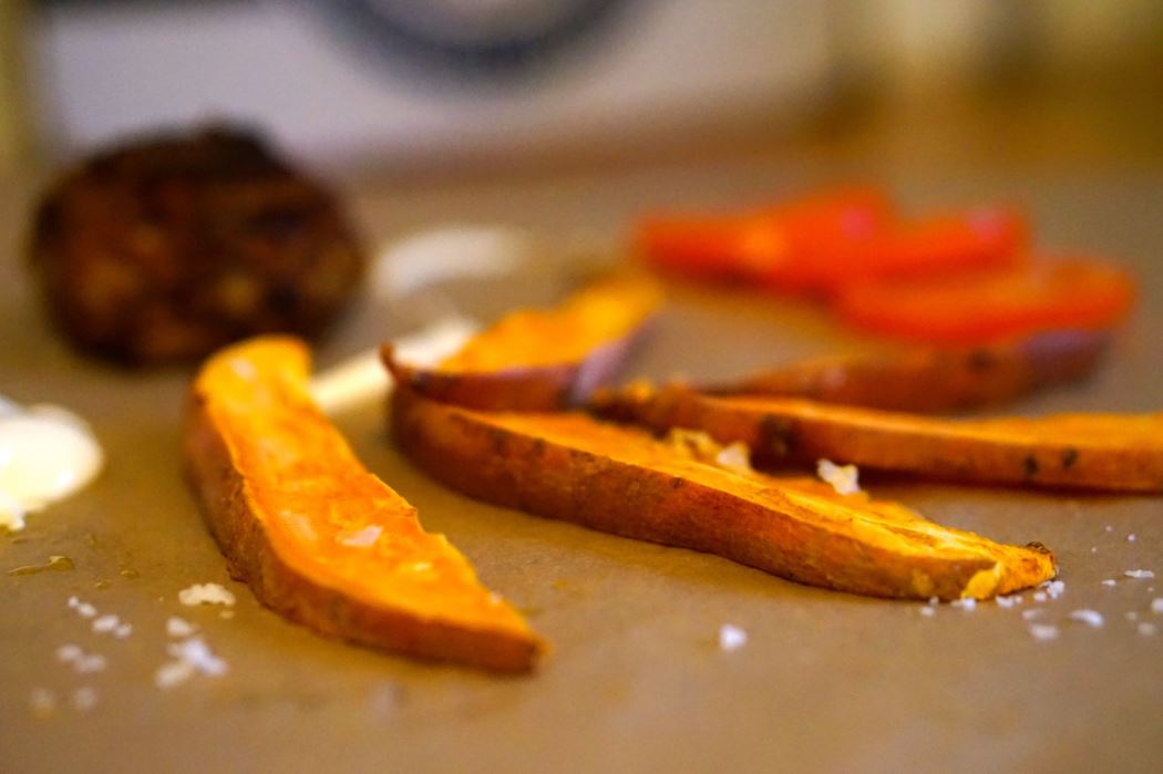 vegoburgare med sotpotatis pommes
