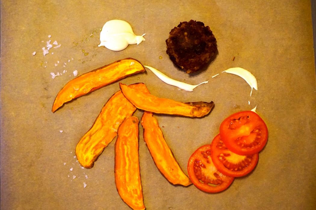 vegoburgare med sotpotatis pommes