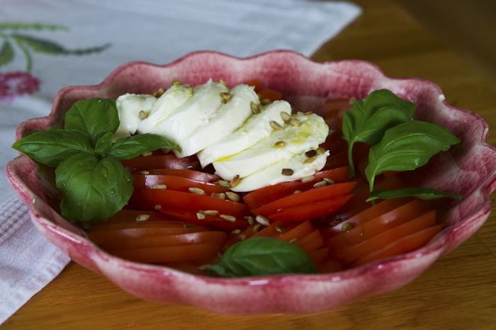 odla-basilika-tomat-mozarella-sallad