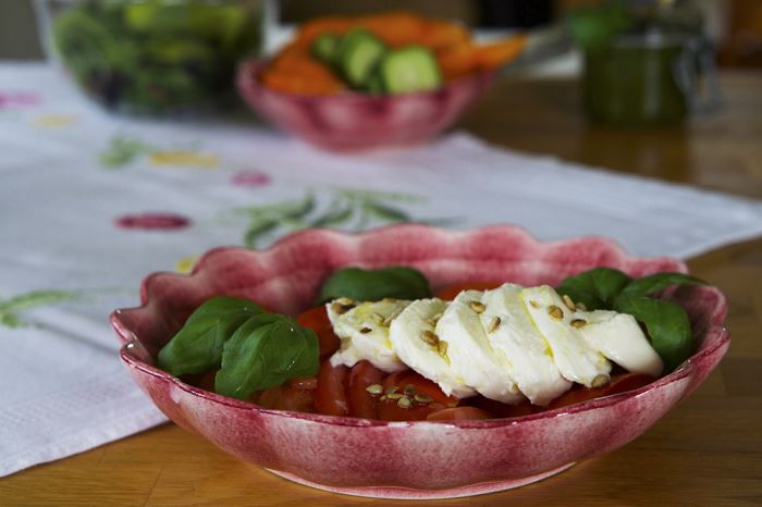odla-basilika-tomat-mozarella-sallad-2