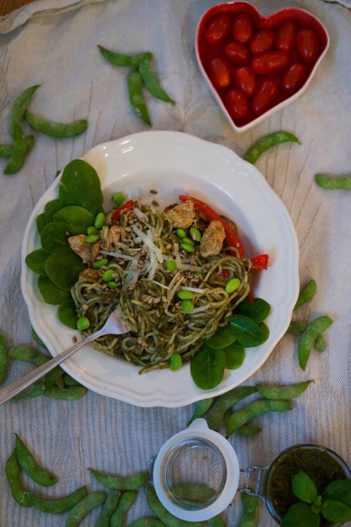 Ärtpesto basilika med spagetti och kyckling