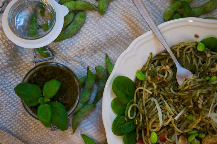 Ärtpesto basilika med spagetti och kyckling