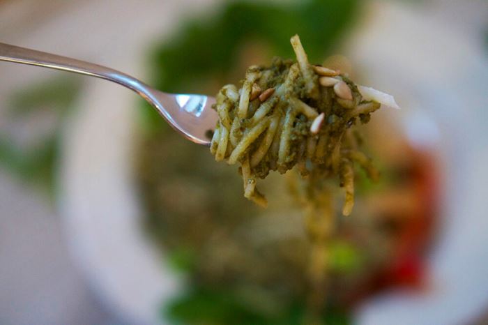 Ärtpesto basilika med spagetti och kyckling