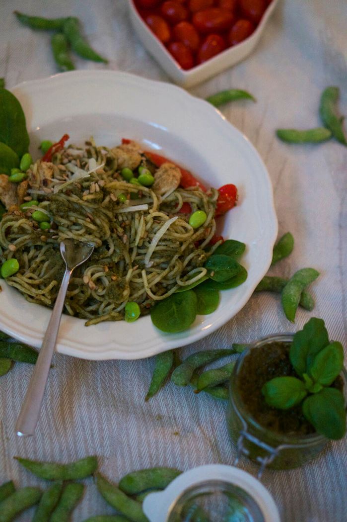 Ärtpesto basilika med spagetti och kyckling