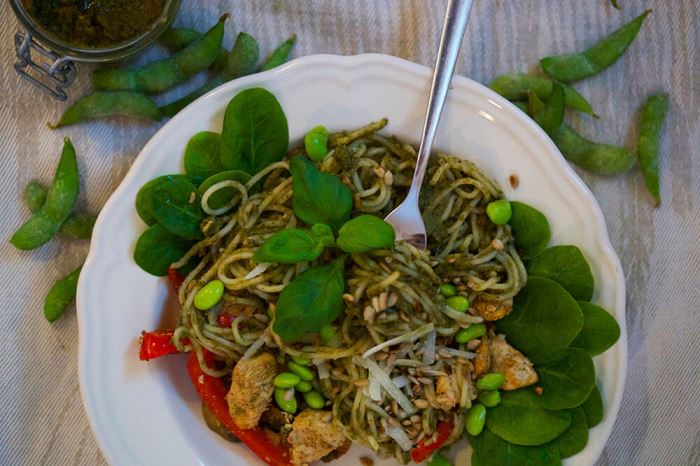 Ärtpesto basilika med spagetti och kyckling