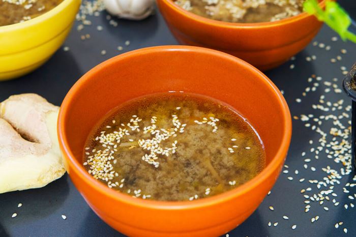 Asiatisk ramensoppa med kyckling och nudlar