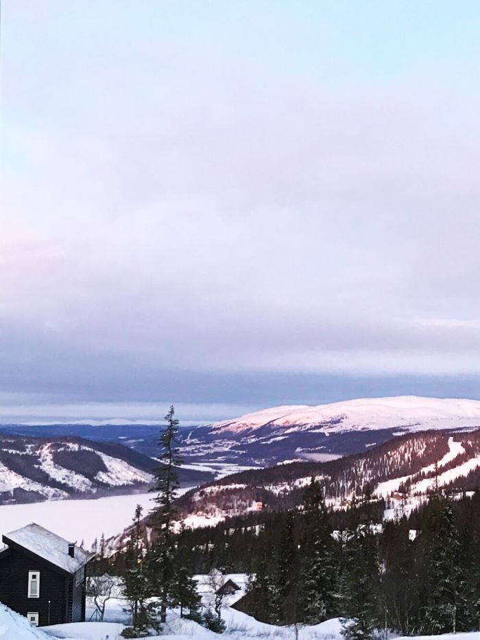 Morgonlöpning i backe med en rosa himmel som sällskap