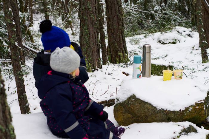 Skogsutflykt vinter med barn