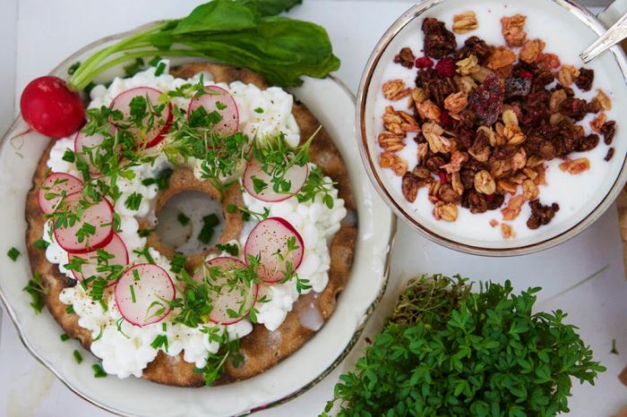 Knäckebröd med keso, krasse och rädisor