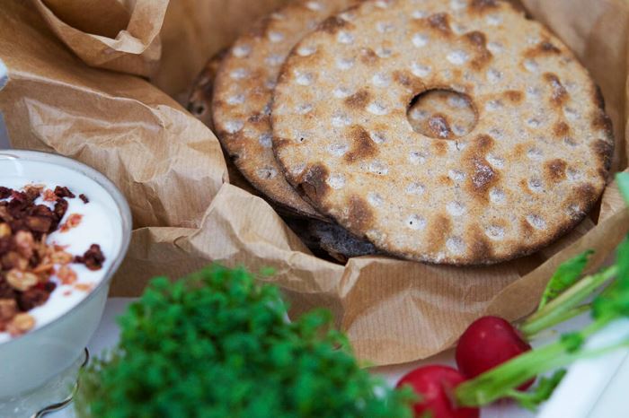 Knäckebröd med keso, krasse och rädisor