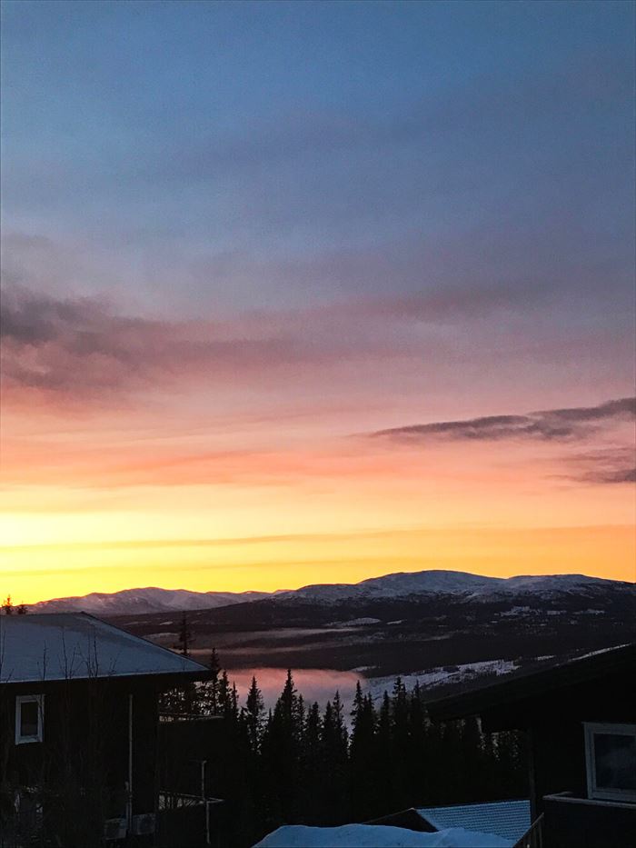 Morgonlöpning i backe med en rosa himmel som sällskap