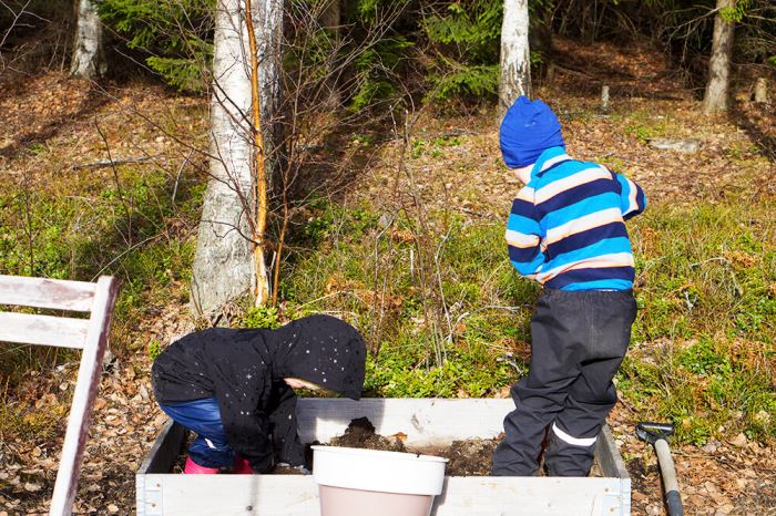 Trädgårdsfix med barnen
